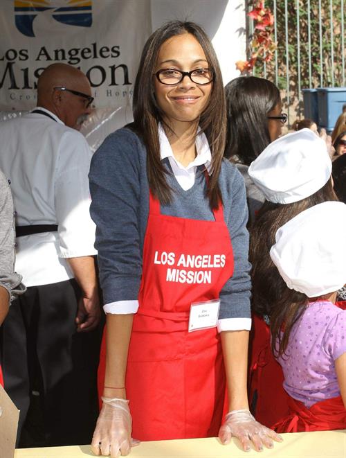 Zoe Saldana 75th Anniversary Of Los Angeles Mission Serving Thanksgiving Dinner To The Homeless