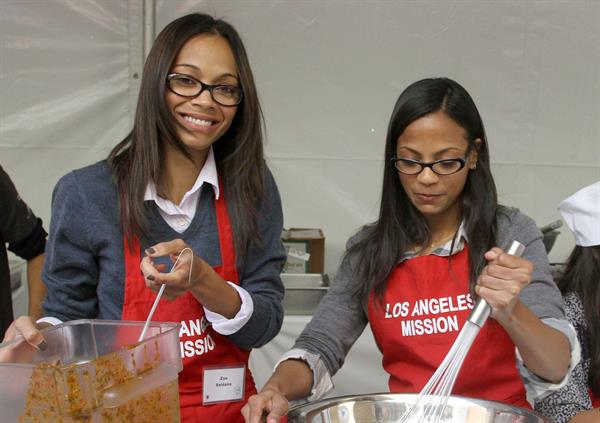 Zoe Saldana 75th Anniversary Of Los Angeles Mission Serving Thanksgiving Dinner To The Homeless