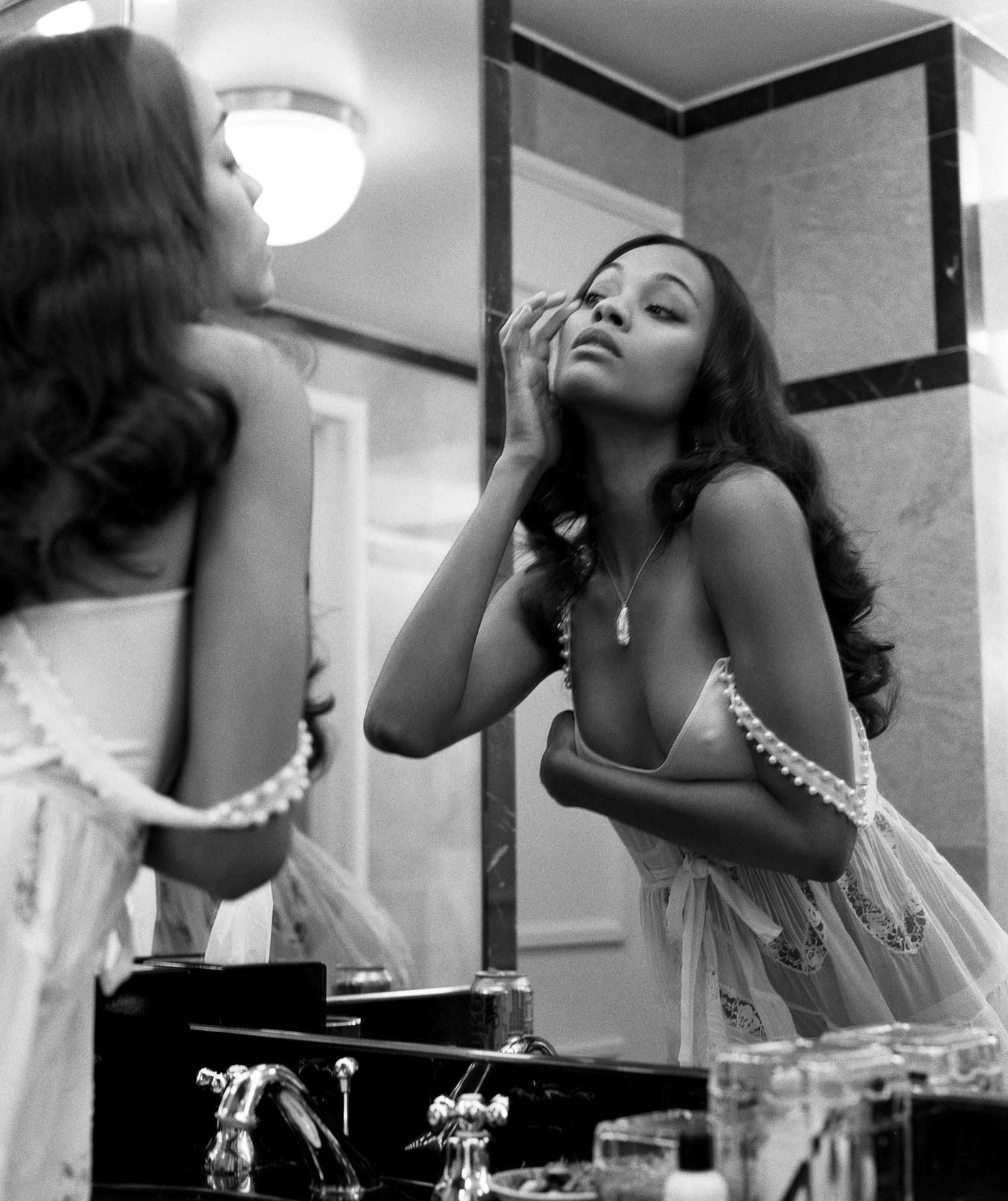 Zoe Saldana : Very Hot Photoshoot
