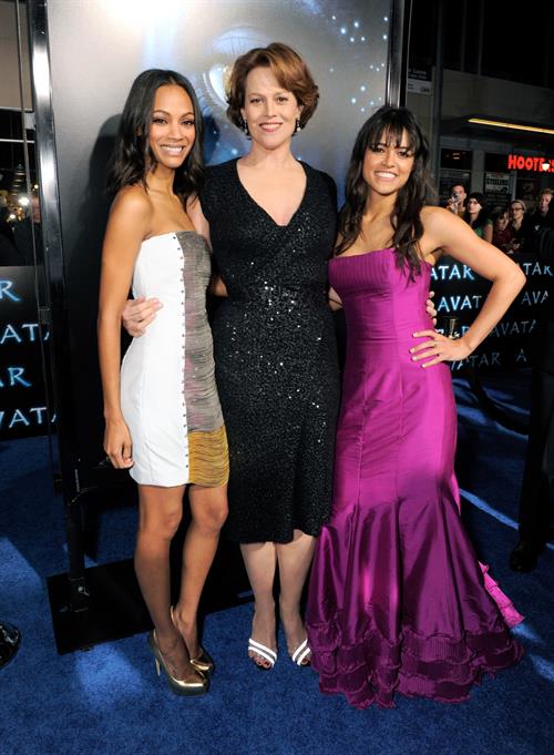 Zoe Saldana ''Avatar'' Premiere in Los Angeles December 16, 2009   