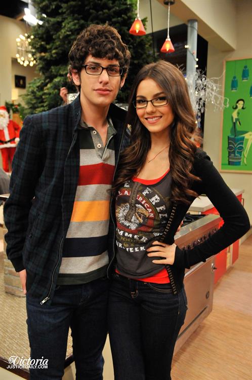 Victoria Justice Victorious Season 3 Episode 1 'A Christmas Tori' stills