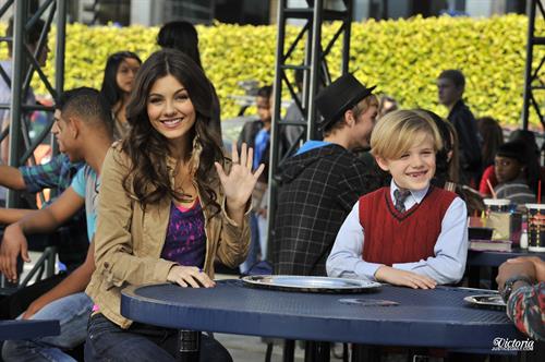 Victoria Justice Victorious Season 3-Episode 8 'April Fools' Blank' stills 