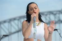 Katy Perry – “Sunrise” performance in Sydney 10/29/13