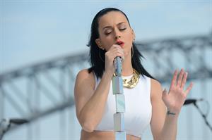 Katy Perry – “Sunrise” performance in Sydney 10/29/13