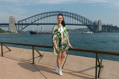 Katy Perry – “Sunrise” performance in Sydney 10/29/13