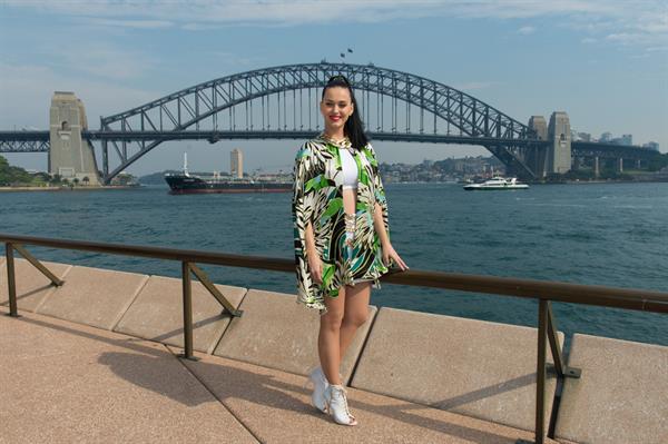 Katy Perry – “Sunrise” performance in Sydney 10/29/13
