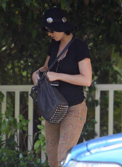 Katy Perry Katy being dropped off at her apartment in Los Angeles by John Mayer 