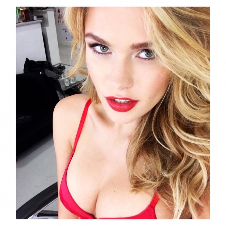 Lada Kravchenko in lingerie