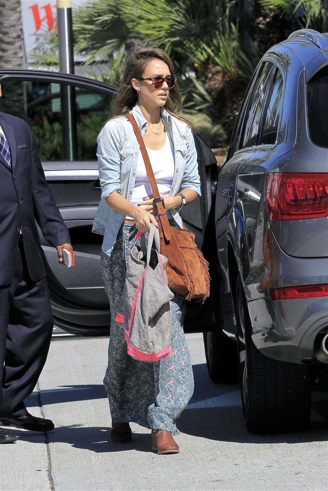Jessica Alba shopping in LA 9/29/13