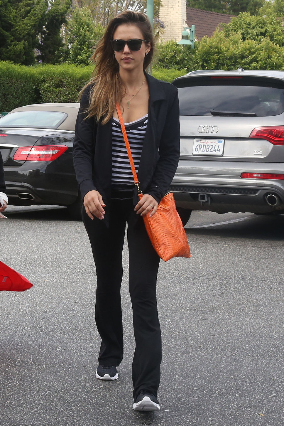 Jessica Alba - Running errands in Los Angeles (16.05.2013) 