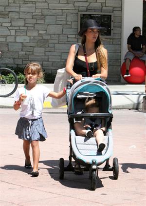 Jessica Alba Shopping with daughters - Aug 24 