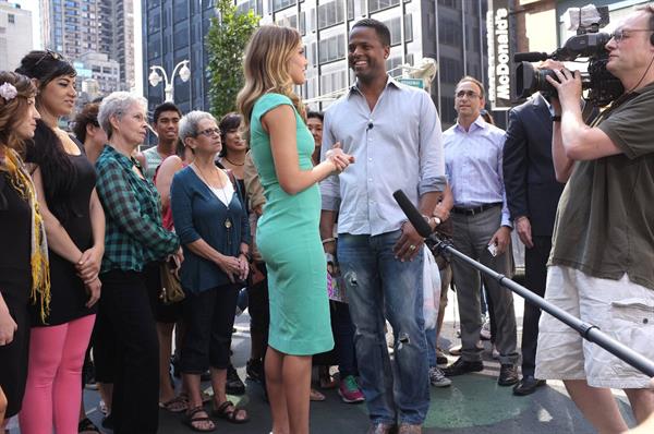 Jessica Alba -  On the set of Extra in New York September 12, 2012 