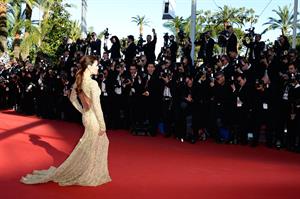 Eva Longoria in a Versace dress at the premiere of Le Passe in Cannes (17.05.2013) 