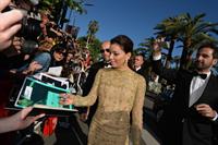 Eva Longoria in a Versace dress at the premiere of Le Passe in Cannes (17.05.2013) 