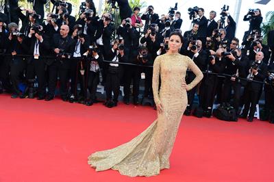 Eva Longoria in a Versace dress at the premiere of Le Passe in Cannes (17.05.2013) 