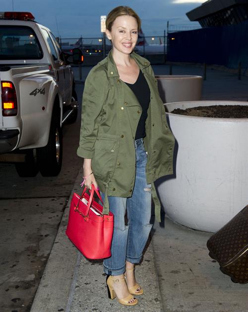 Kylie Minogue - John F. Kennedy International Airport in New York (08.05.2013) 
