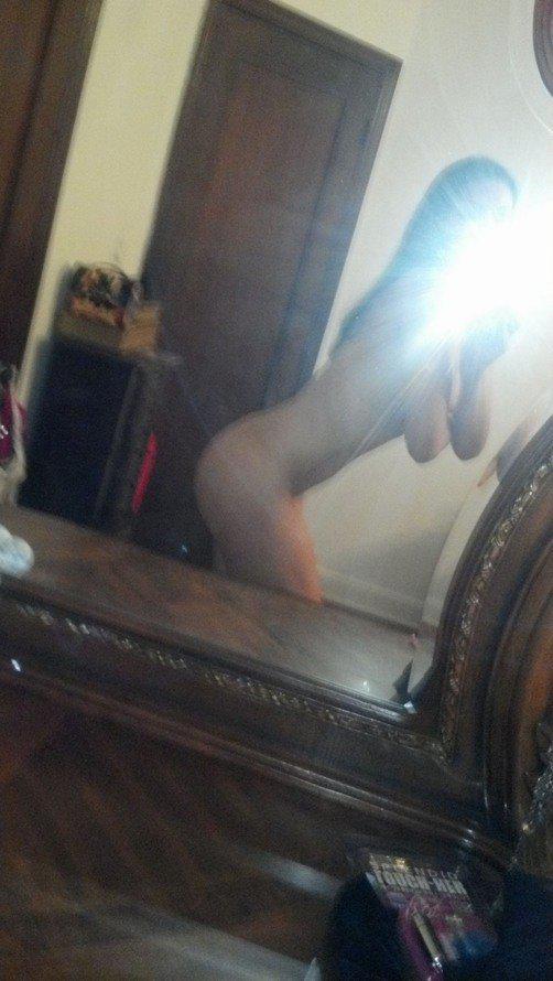 Adrianne Curry taking a selfie