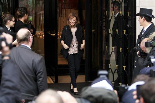 Kylie Minogue Leaving the Four Seasons hotel in Paris - October 29, 2012
