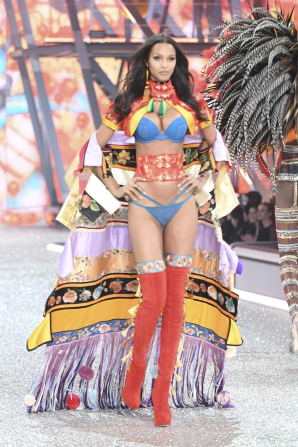 Lais Ribeiro in lingerie