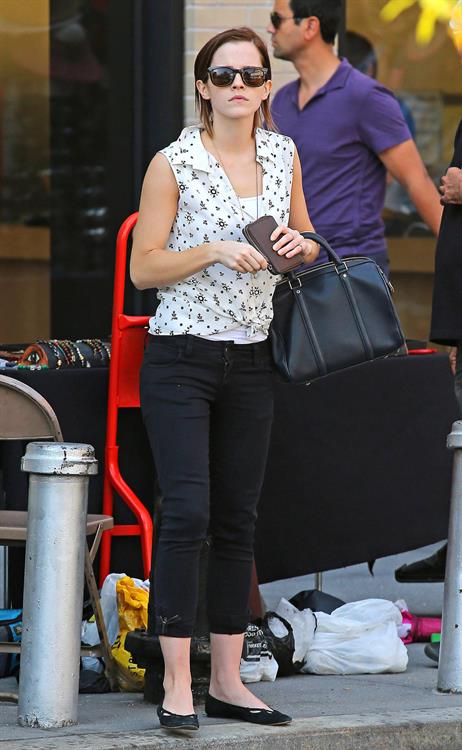 Emma Watson Shopping at a jewelry stand in the meatpacking district of New York 14.09.12