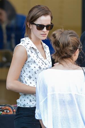 Emma Watson Shopping at a jewelry stand in the meatpacking district of New York 14.09.12