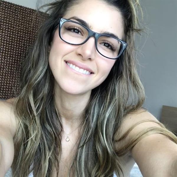 Anllela Sagra taking a selfie