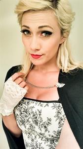 Lindsay Elyse taking a selfie