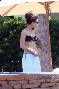 Kate Beckinsale wearing a bikini on vacation in Mexico August 21, 2013