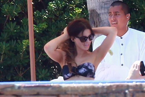 Kate Beckinsale wearing a bikini on vacation in Mexico August 21, 2013