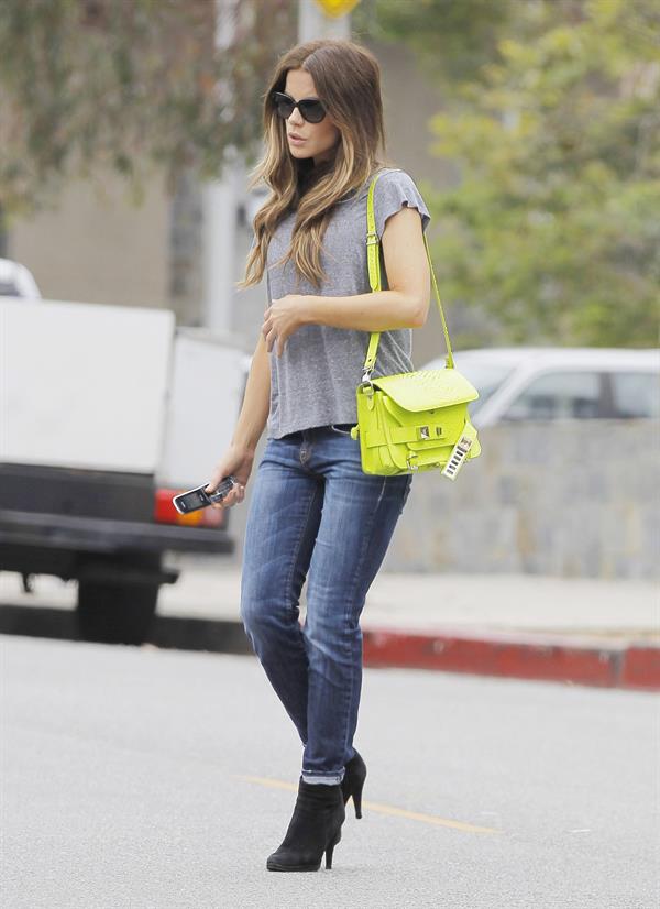 Kate Beckinsale - Enjoys a stroll in Los angeles (07.06.2013) 