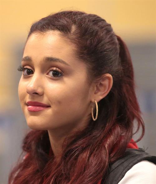 Ariana Grande catching flight back to LA in Vancouver 11/3/12