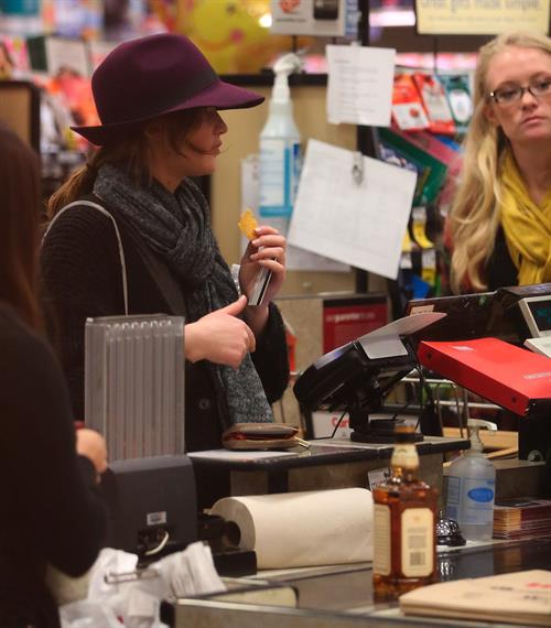 Jennifer Lawrence - Shops in Santa Monica (29.01.2013)