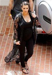 Kim Kardashian Goes house hunting with Kanye West in Bel Air (May 10, 2013) 