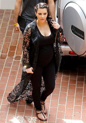 Kim Kardashian Goes house hunting with Kanye West in Bel Air (May 10, 2013) 