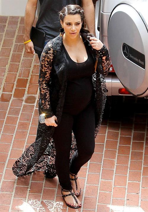 Kim Kardashian Goes house hunting with Kanye West in Bel Air (May 10, 2013) 