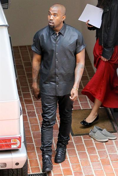 Kim Kardashian Goes house hunting with Kanye West in Bel Air (May 10, 2013) 