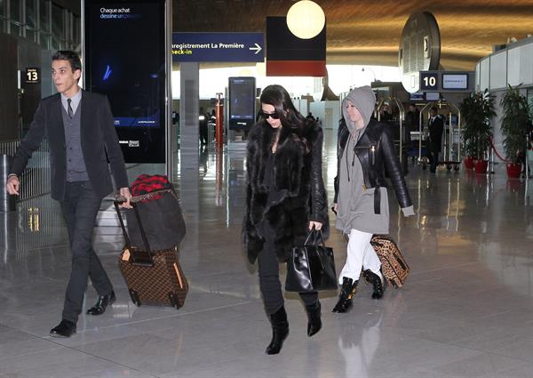 Kim Kardashian - Touches down in Paris (28.01.2013)