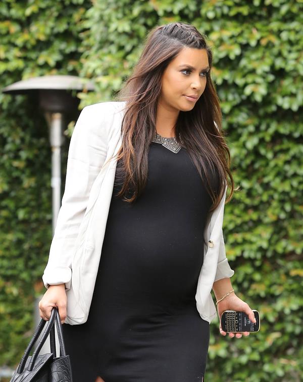 Kim Kardashian - Moves her growing baby bump through Los Angeles (03.06.2013) 
