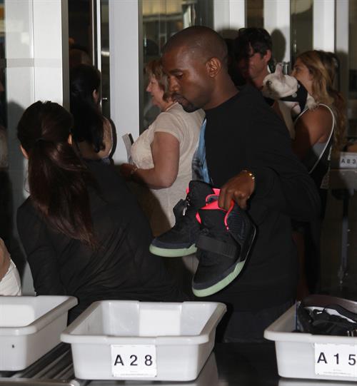 Kim Kardashian and Kanye West JFK airport in New York - 09 August 2012 