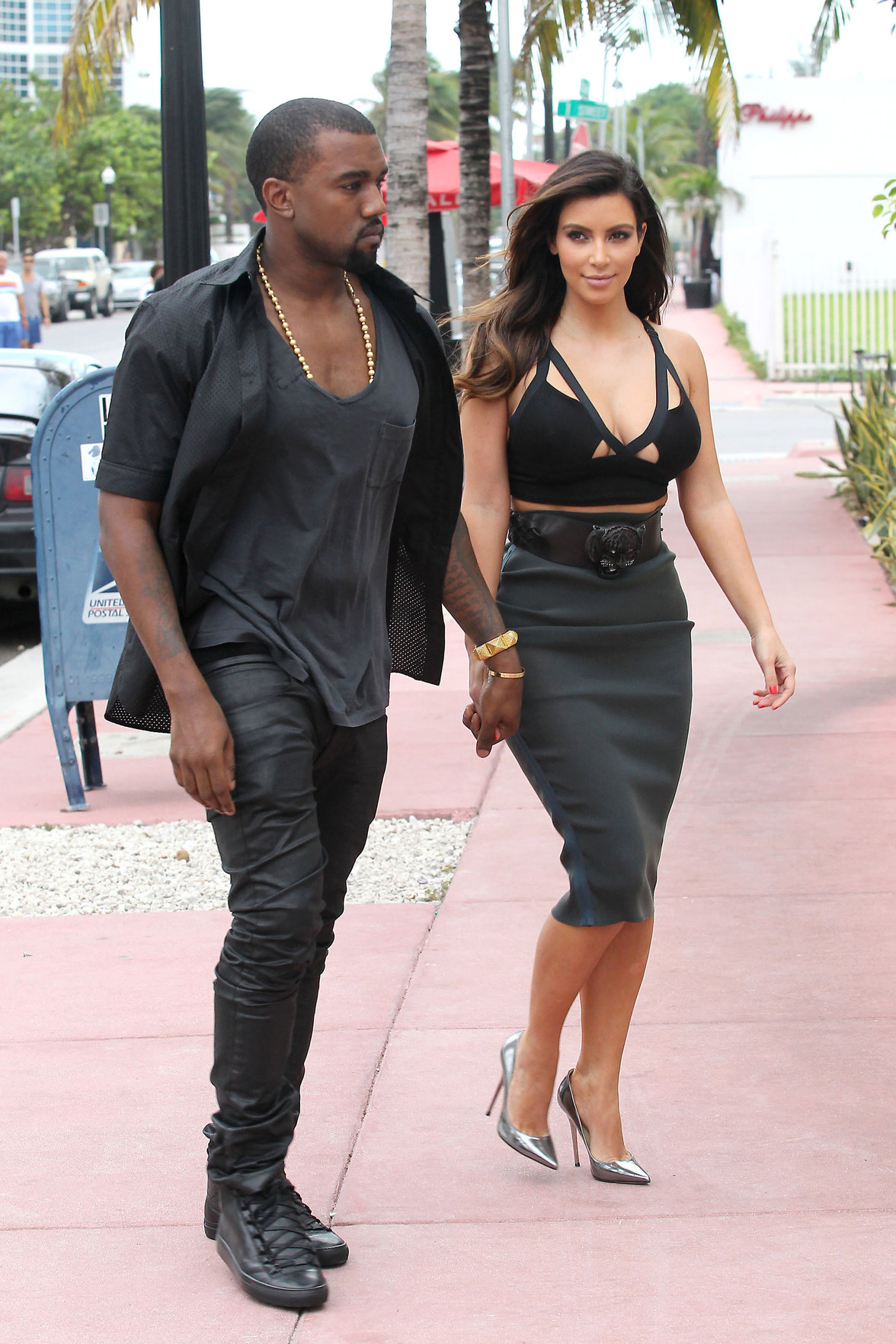 Kim Kardashian out for dinner in Miami 10/14/12 