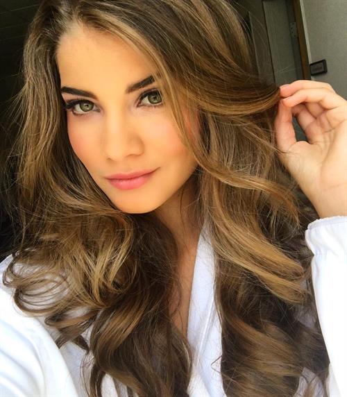 Gabriela Salles taking a selfie