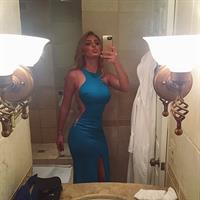 Lele Pons taking a selfie