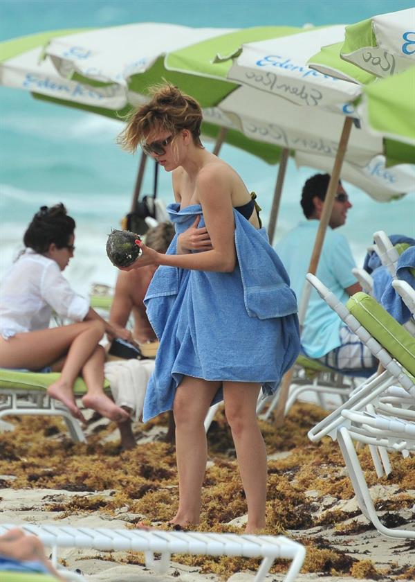 Aimee Teegarden beach candids in Miami 09.06.2011