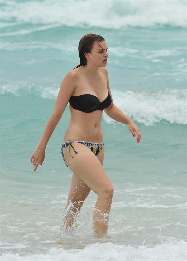 Aimee Teegarden beach candids in Miami 09.06.2011