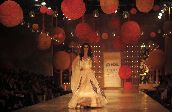 Aishwarya Rai Manish Malhotra Creations during hdil India Couture week in Mumbai on October 6, 2010 