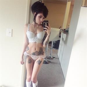 Sara Calixto in lingerie taking a selfie