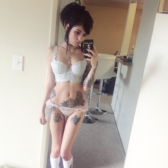 Sara Calixto in lingerie taking a selfie