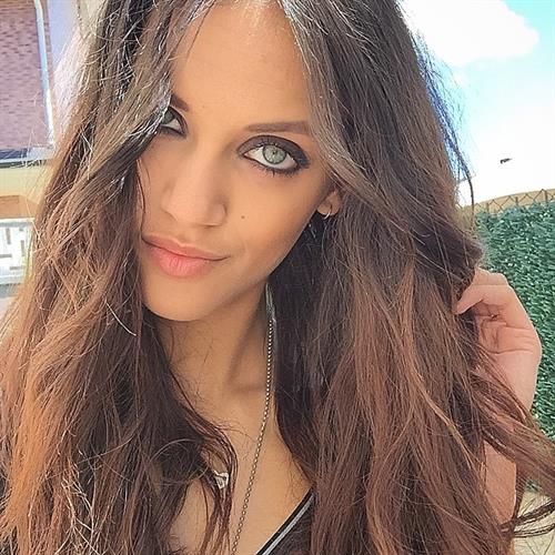 Dalianah Arekion taking a selfie