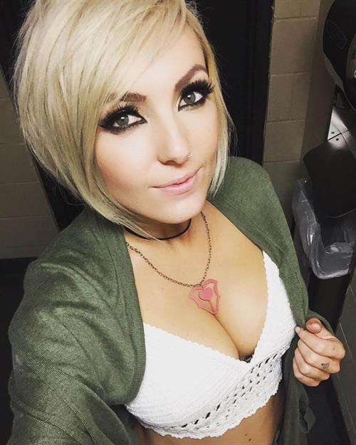 Jessica Nigri taking a selfie