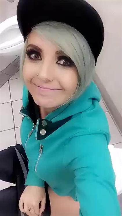 Jessica Nigri taking a selfie